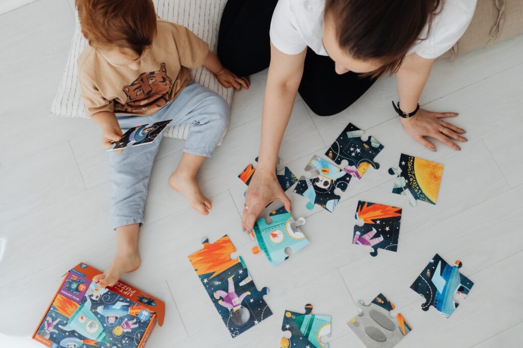 Enfant concentré sur un puzzle, outil éducatif adapté à l’autisme