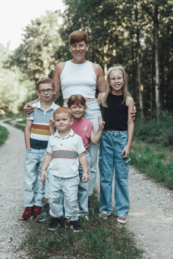 Portrait de Virginie Müller avec ses quatre enfants, en extérieur – fondatrice de Parlons TSA engagée dans l’accompagnement autisme