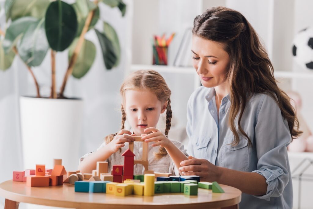intervention autisme en milieu scolaire avec éducatrice et enfant
